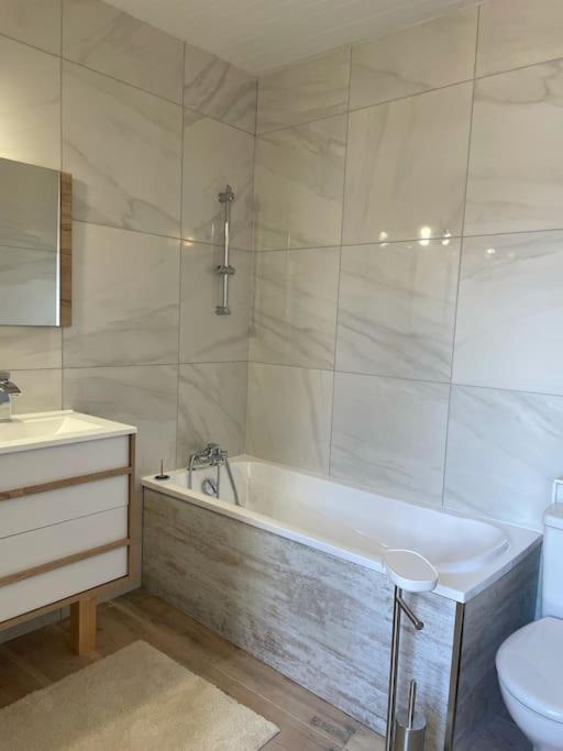 Agreable Maison De Village Avec Balcon Roiffieux Exterior foto