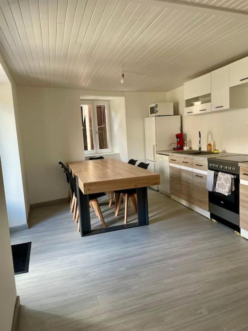 Agreable Maison De Village Avec Balcon Roiffieux Exterior foto